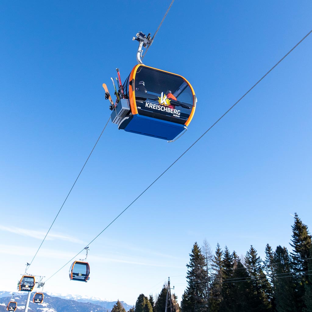 Skibahn von unten fotografiert, bei strahlend blauem Himmel und schönem Wetter.